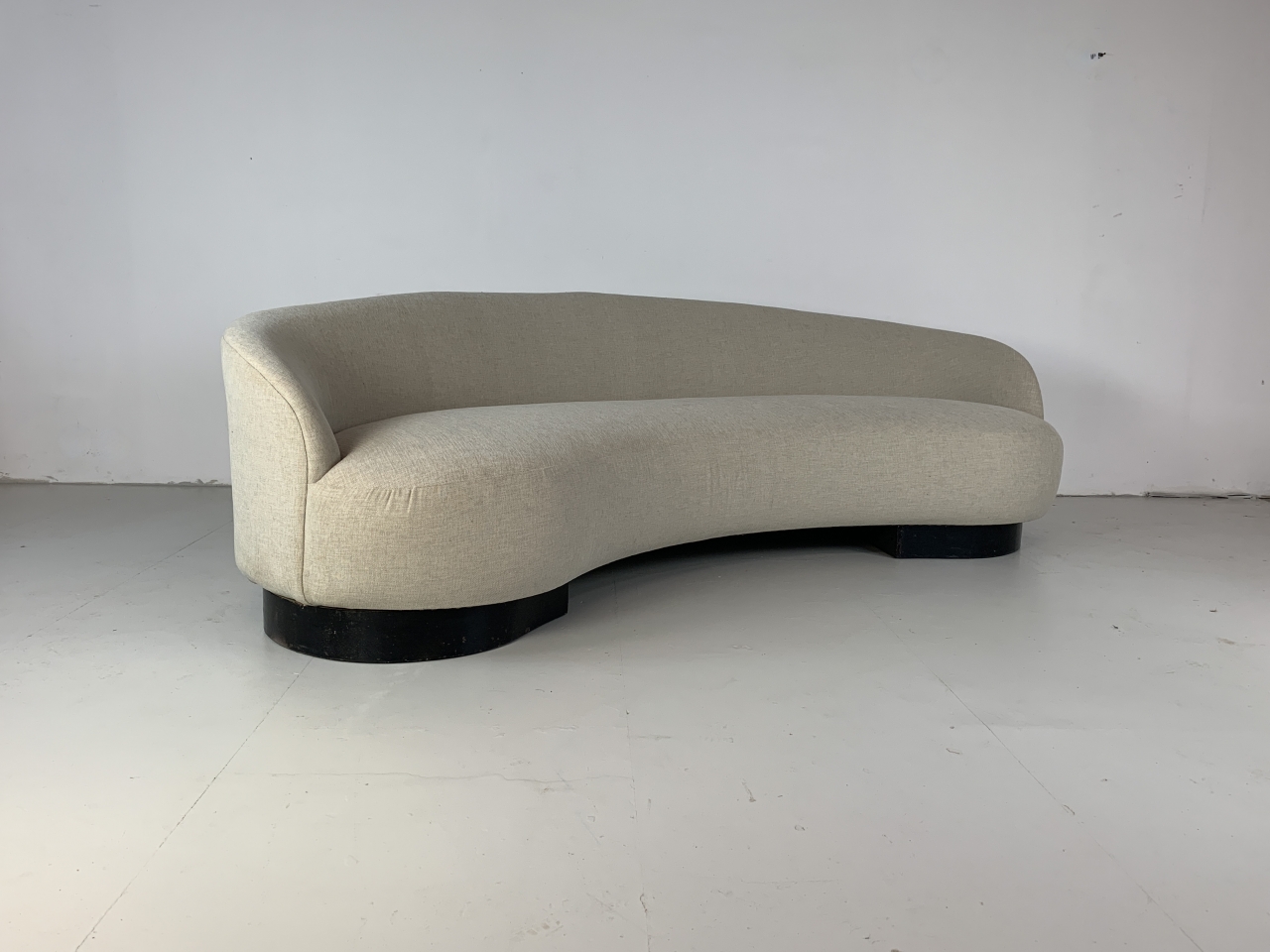 Kagan curved online sofa